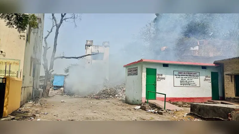 किला परिसर में कचरे के अंबर में लगी आग