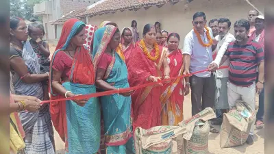 श्रीपुर पंचायत में किसानों के बीच धान के बीज वितरित