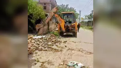 मासूमगंज मुहल्ले में चला नगर निगम का बुलडोजर, 25 से अधिक मकान व दुकान ध्वस्त