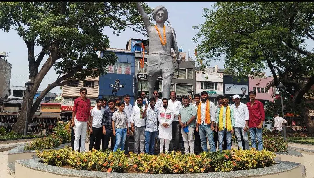 आजसू पार्टी ने बिरसा मुंडा की प्रतिमा पर माल्यार्पण कर दी श्रद्धांजलि