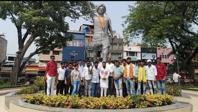 आजसू पार्टी ने बिरसा मुंडा की प्रतिमा पर माल्यार्पण कर दी श्रद्धांजलि