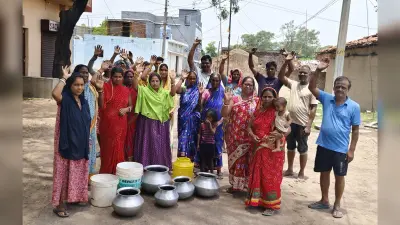 महेशपुर के ग्रामीणों ने सबमर्सेबल पंप के लिए किया प्रदर्शन