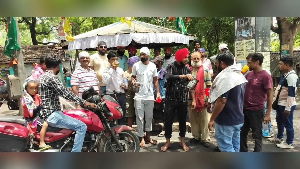सिजुआ-कतरास में सिख समाज ने किया शरबत वितरण