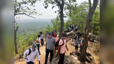 कैनहरी पहाड़ पर बच्चे सिख रहे रॉक क्लाइबिंग