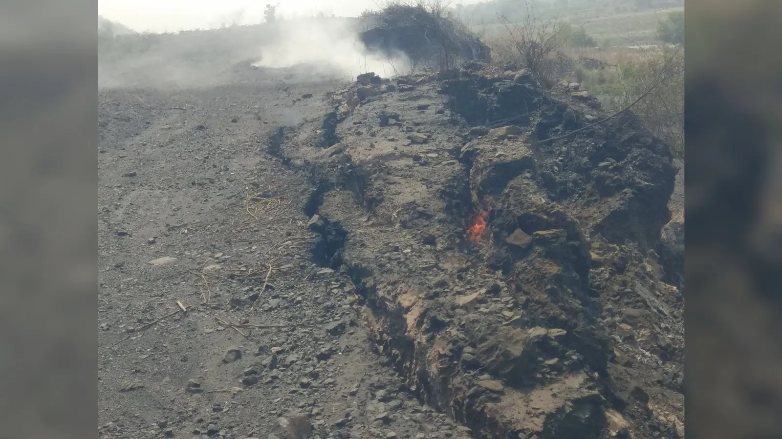 रिजेक्ट कोयला में लगी आग हुई तेज, मार्ग को खतरा