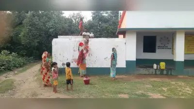 स्कूल की दीवार फांद कर पेयजल की जुगाड़ करने को मजबूर हैं लोग