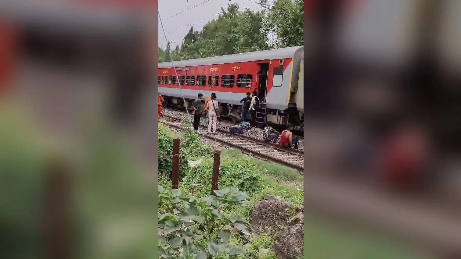 अवध-असम से शराब का बैग फेंक कर भागा तस्कर