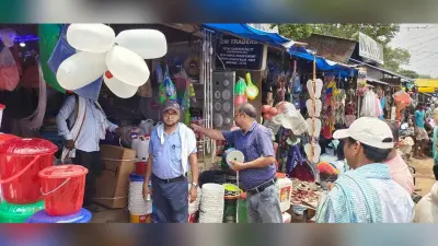 हिरणपुर बाजार में दुकानदारों की ओर से अतिक्रमण की हुई नापी