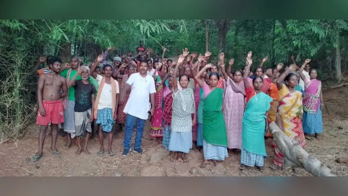 पक्की सड़क व आंगनबाड़ी केंद्र की मांग को लेकर आमझारी के ग्रामीणों ने किया प्रदर्शन