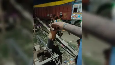 बस की टक्कर से मुक्तापुर में बूमर क्षतिग्रस्त