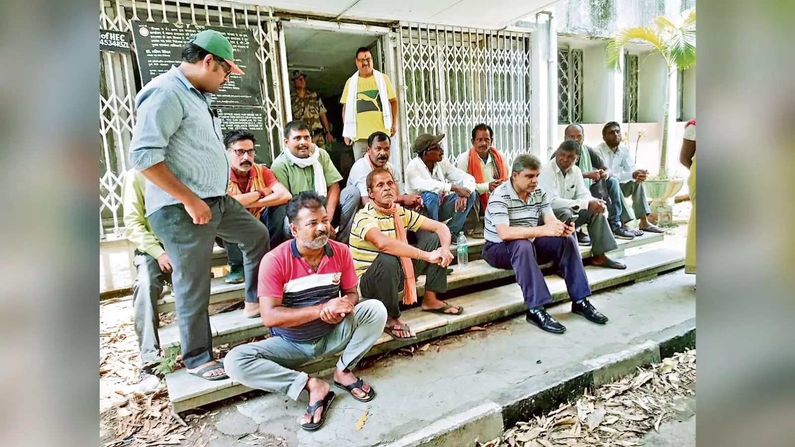 एचइसी के सप्लाई कर्मियों ने निदेशक व महाप्रबंधक को कार्यालय से निकाला
