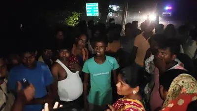 हाइवा की चपेट में आने से बच्चा हुआ गंभीर रूप से घायल, ग्रामीणों ने 10 घंटे तक रखा सड़क जाम