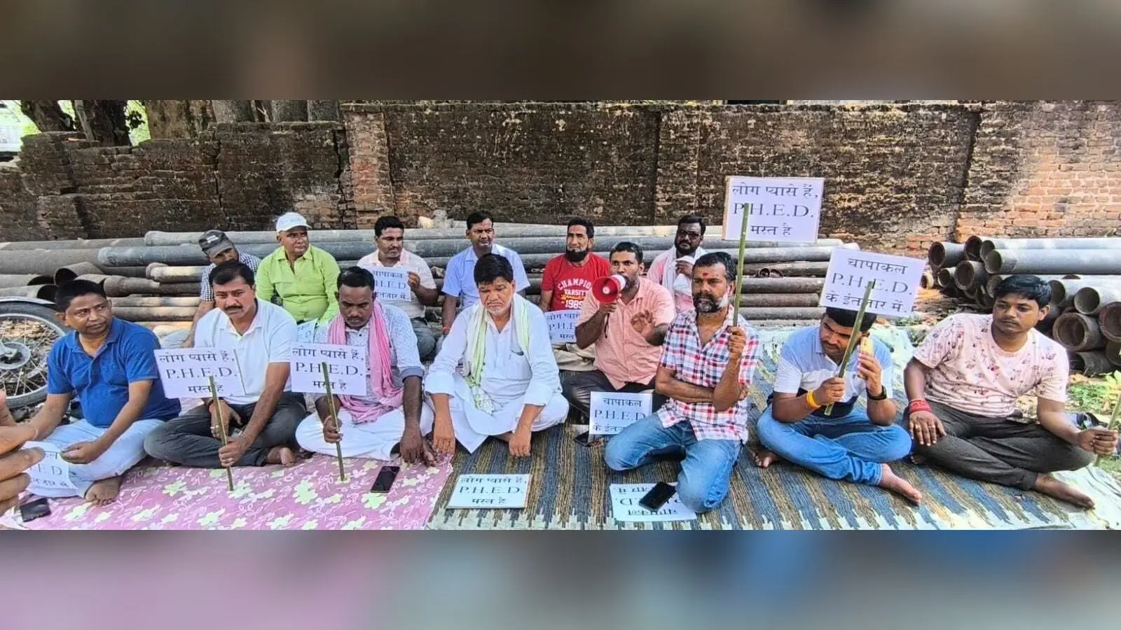 ग्रामीण क्षेत्र में पानी की समस्या को लेकर मुखिया संघ के सदस्यों ने किया धरना-प्रदर्शन