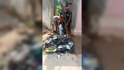 मधुपुर शहरी क्षेत्र में नहीं हो पायी है नालों की सफाई, कई जगह सड़कों पर जलजमाव से परेशानी