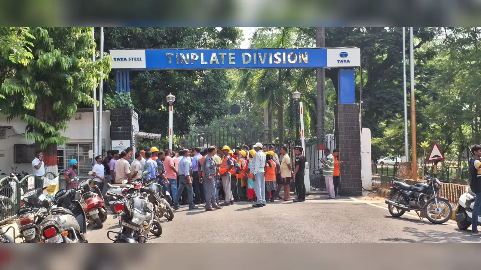 भीषण गर्मी में बिजली कटौती से उबले लोग, टिनप्लेट डिवीजन गेट जाम