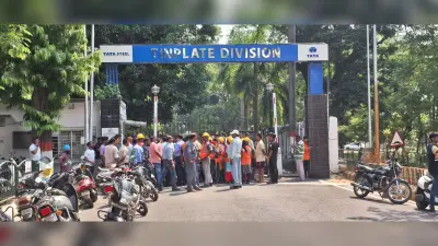 भीषण गर्मी में बिजली कटौती से उबले लोग, टिनप्लेट डिवीजन गेट जाम