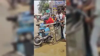 सड़क पर पसरा नाले का पानी, आये दिन हो जाता हादसा