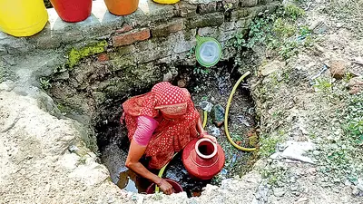 रानीगंज : पीने के पानी के लिए उतरना पड़ता है गड्ढे में