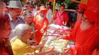 आनंद मार्ग यूनिवर्सल रिलीफ टीम ग्लोबल ने किया साड़ी व धोती का वितरण
