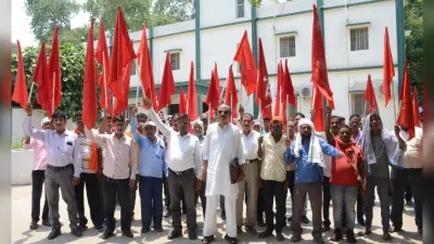 40 कर्मियों के स्थानांतरण के विरोध में बिजली कामगार यूनियन ने किया प्रदर्शन