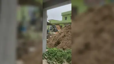 कॉलेज की दीवार व पाइप को जेसीबी से किया क्षतिग्रस्त