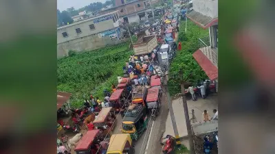 पौआखाली में मुख्य सड़क पर लगे महाजाम ने बढ़ाई लोगों की परेशानी, पुलिस को करनी पड़ी मशक्कत