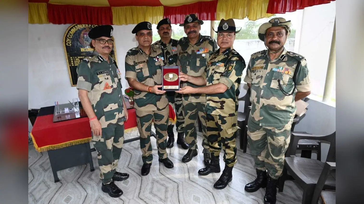 बीएसएफ के एडीजी पूर्वी कमान सीमावर्ती क्षेत्र का लिया जायजा, स्थानीय लोगों से की बात