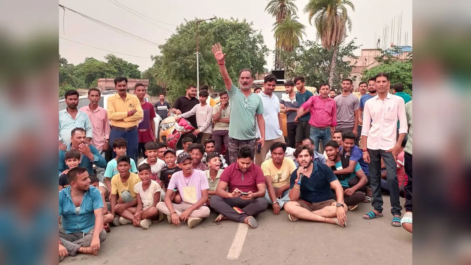 बिजली की समस्या से परेशान मोहल्ले के लोगों ने किया सड़क जाम