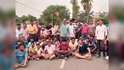 बिजली की समस्या से परेशान मोहल्ले के लोगों ने किया सड़क जाम