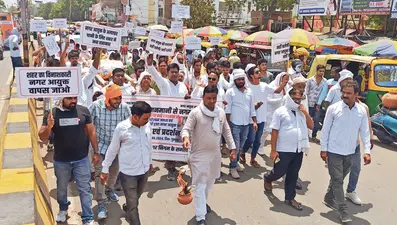 शहर में पेयजल संकट को लेकर सड़क पर उतरे पार्षद, किया प्रदर्शन