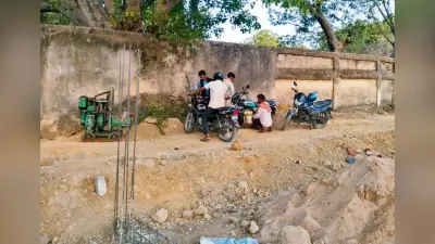 सिंचित क्षेत्र को बंजर बनाने में जुटे प्लॉटर, सीओ ने रोका कार्य