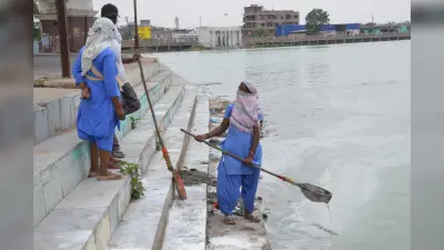 बड़ा तालाब की सफाई करने उतरे निगम के कर्मी, बदबू के कारण करने लगे उल्टी