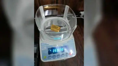 आठ सोने के बिस्कुट के साथ एक तस्कर गिरफ्तार
