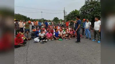सड़क पर उतरे आंदोलनकारी