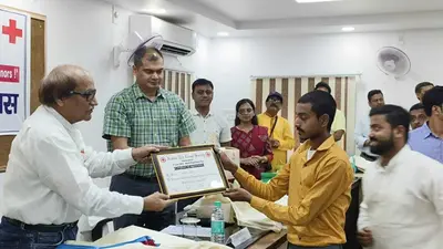 रक्तदान करने वालों को डीएम ने किया सम्मानित
