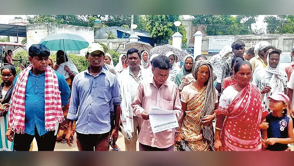 जमीन हड़पने का आरोप, रानीगंज के बीडीओ को दिया गया ज्ञापन