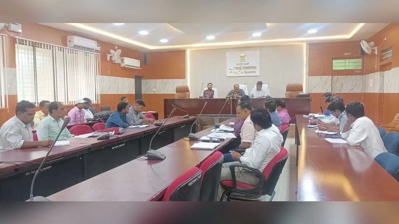 डीडीसी ने समीक्षा बैठक में आधार केंद्रों की नियमित जांच करने का दिया निर्देश