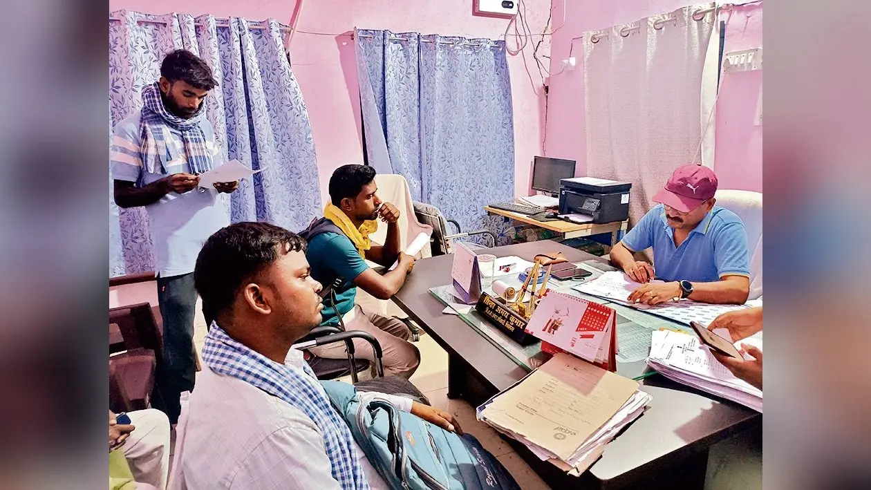 रास्ते से अतिक्रमण हटाने को लेकर ग्रामीणों ने किया अंचल कार्यालय का घेराव