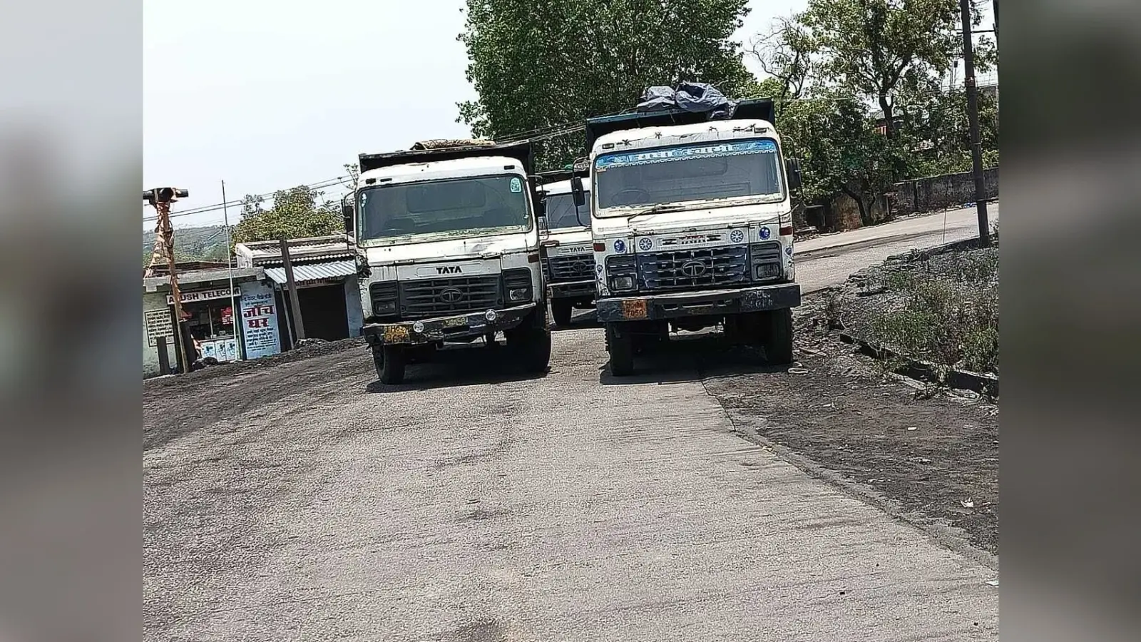 ट्रांसपोर्टकर्मियों ने लोड डंपरों को रोका
