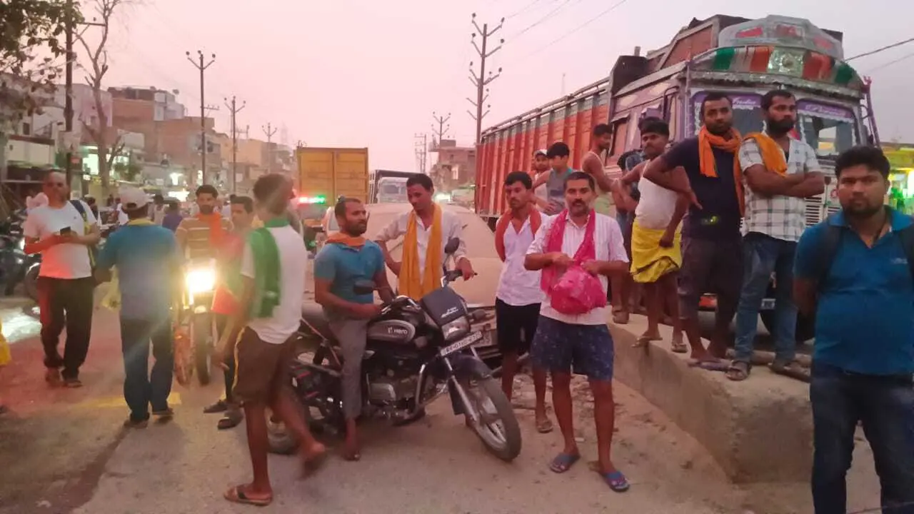 सड़क पार कर रहे अधेड़ को ट्रक ने कुचला, चालक-खलासी की पिटायी
