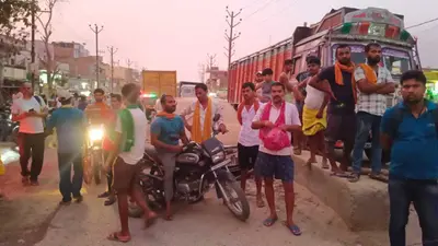 सड़क पार कर रहे अधेड़ को ट्रक ने कुचला, चालक-खलासी की पिटायी