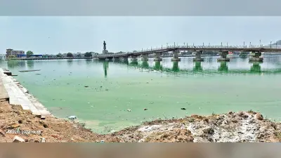 बड़ा तालाब के पानी से आ रही दुर्गंध से मरीज, स्टाफ व व्यापारी परेशान