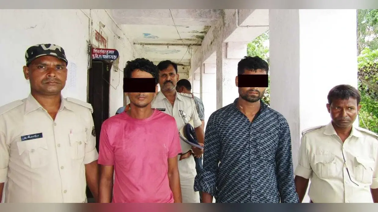 24 किलो गांजा के साथ अंतरजिला गिरोह के दो तस्कर गिरफ्तार, ऑटो जब्त