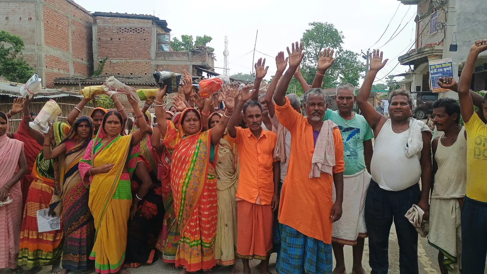केवाइसी के नाम पर राशन उठाव का लगाया अंगूठा, भड़के लाभुक
