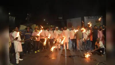 पूर्व छात्र नेता की पिटाई के विरोध में निकला मशाल जुलूस