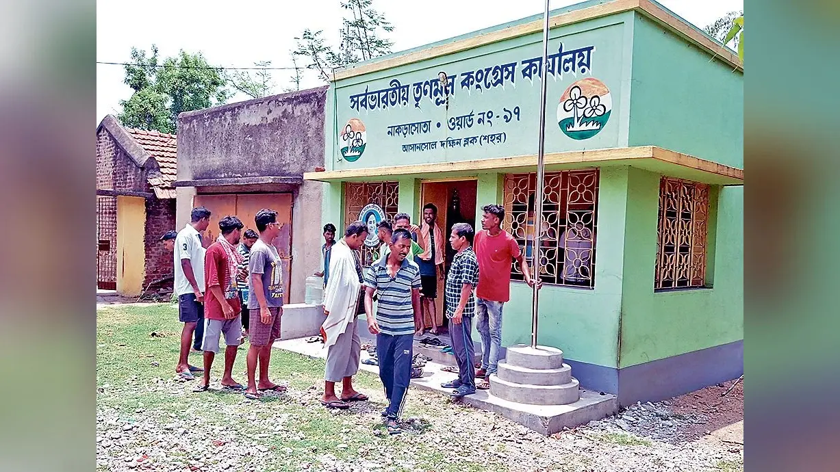 जलापूर्ति की समस्या को लेकर ग्रामीणों ने की पार्षद से मुलाकात