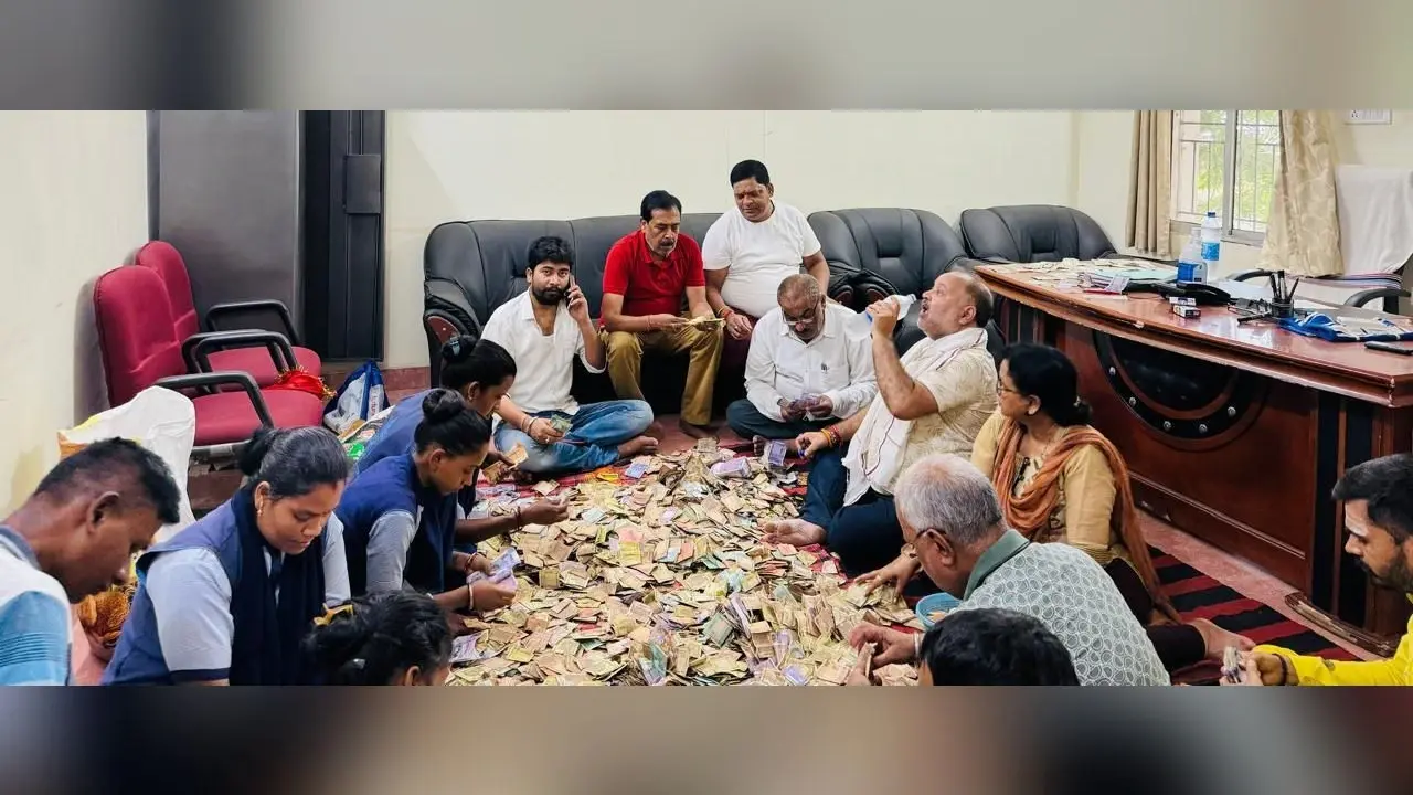 पहाड़ी मंदिर की दानपेटी से डॉलर व दीनार भी निकले