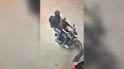 महिला से पांच लाख रुपये और 12 लाख के जेवरात लूटे