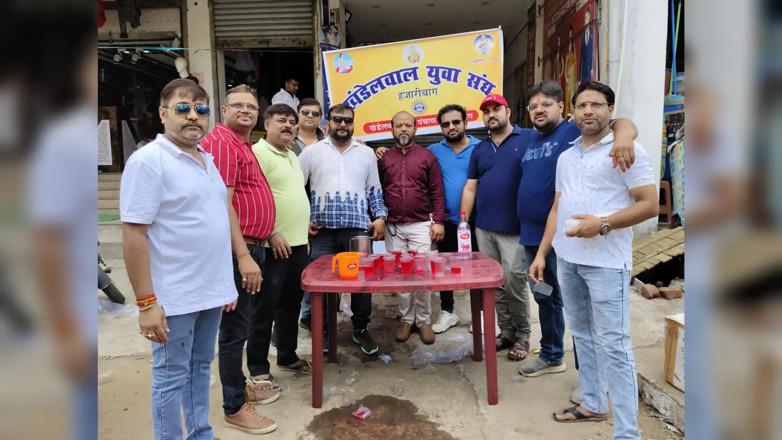 खंडेलवाल युवा संघ ने लोगों के बीच पेयजल और शरबत बांटे