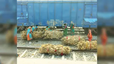अचानक हुए एनाउसमेंट से पटरी के बीच मच गयी अफरा-तफरी